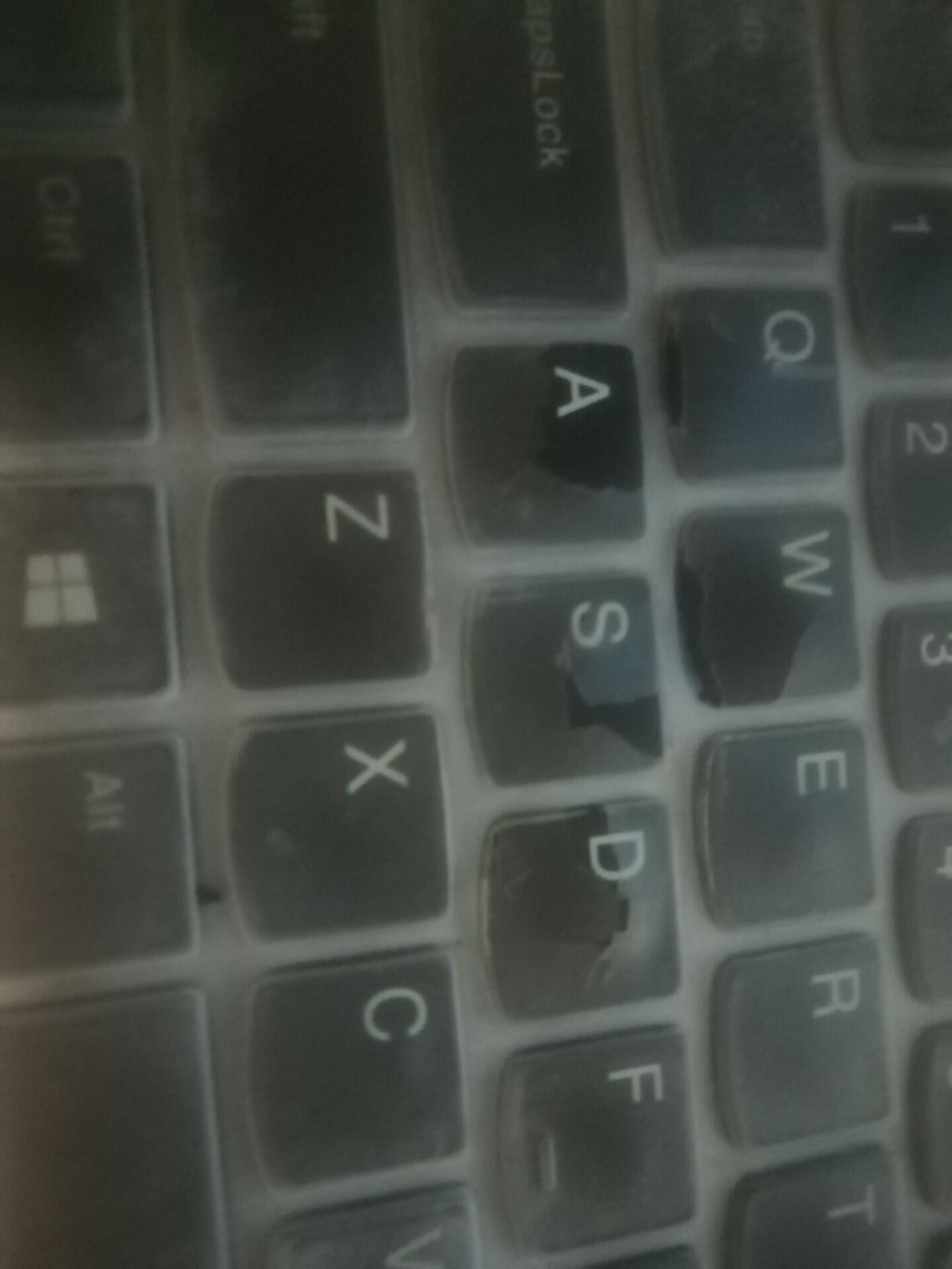 做自己的游戏的时候把键盘保护膜弄破了